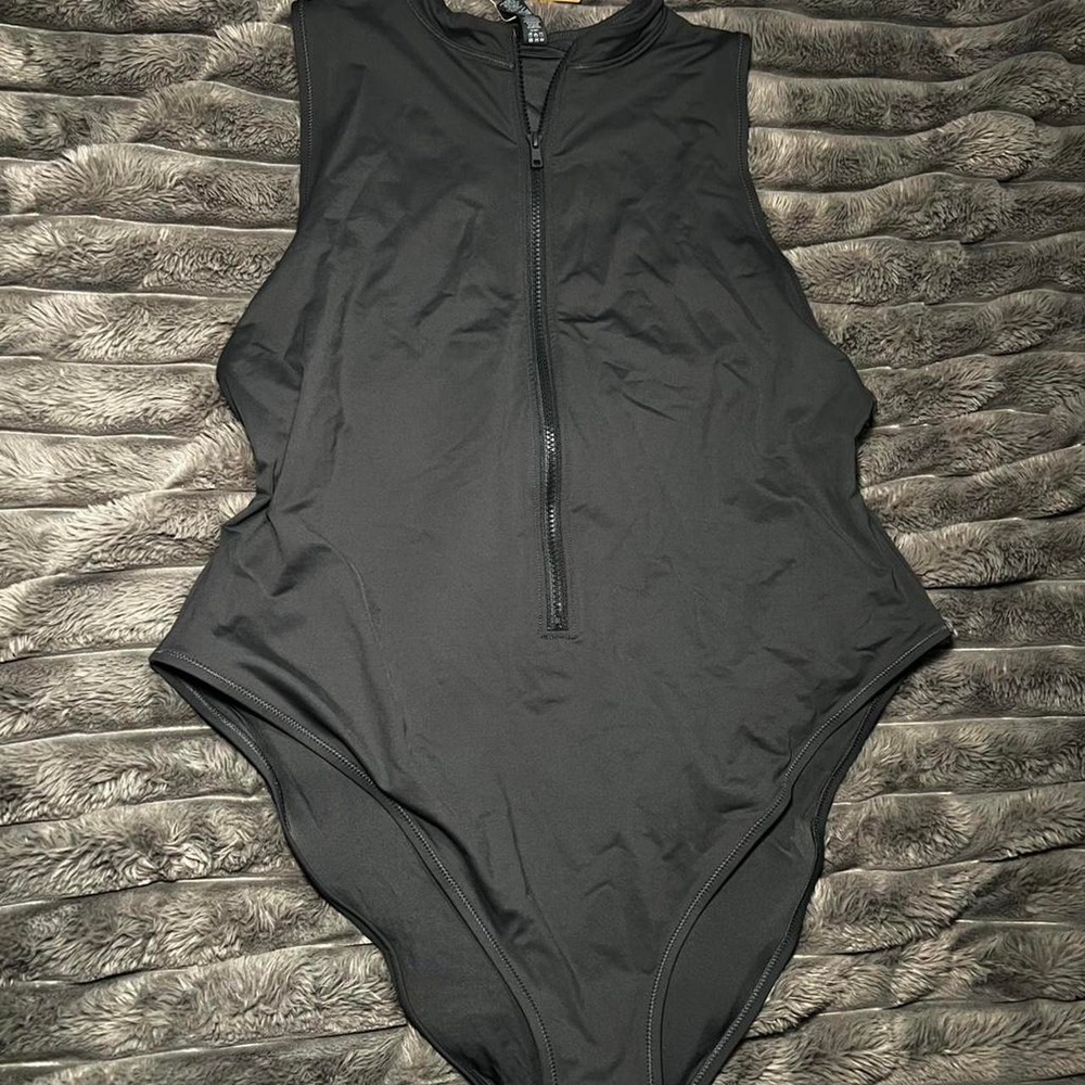 SKIMS Recycled Swim Zip Front Sleeveless One Piece in Gunmetal Size: 4X